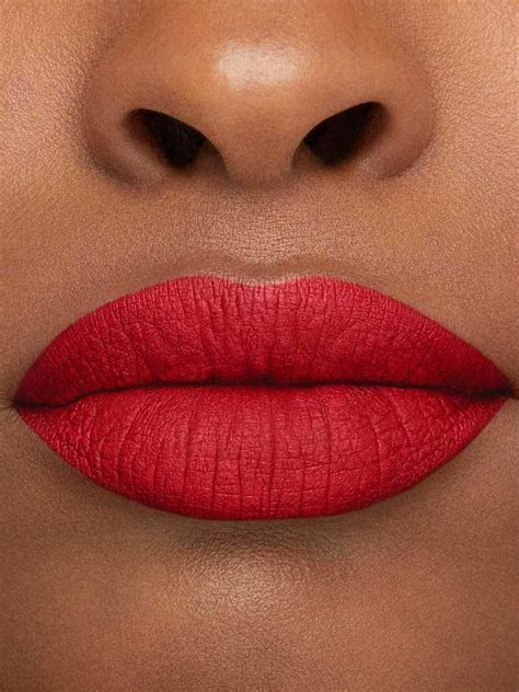 Le migliori tonalità di rossetto rosso: guida alla scelta.